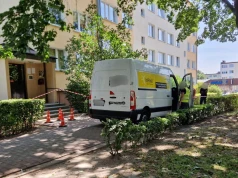 Kurier wjechał pod blok, potrącił starszą kobietę. Trwa walka o życie seniorki