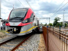 Radomsko. Zderzenie osobówki z pociągiem na przejeździe kolejowym