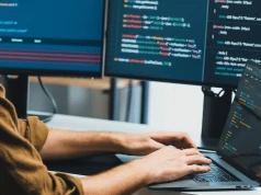AI zabiera im prace? Jeszcze nie, ale zmienia wymagania