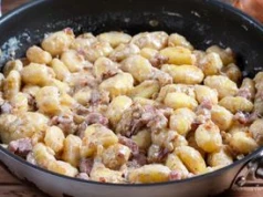 Wszystko dzieje się w jednej patelni. Ten obiad znika szybciej, niż się go robi