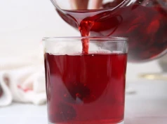 Łagodzi stany zapalne, zmniejsza objawy dny moczanowej. Jedz lub pij sok