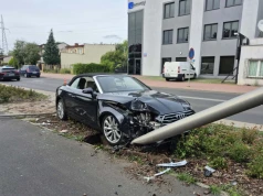 Kierujący Audi uderzył w latarnię. 49-latek był reanimowany