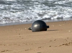 Metalowe kule spadły na rajską plażę. "To może pochodzić z kosmosu"