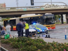 Volkswagen uderzył w sygnalizator i rowerzystę po zderzeniu z miejskim autobusem