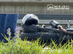 Motocyklista uderzył w tył auta na DW631. Kierujący jednośladem trafił do szpitala