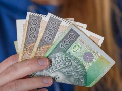 Do końca sierpnia na konta wpłynie 2590 zł. Skorzysta konkretna grupa pracowników