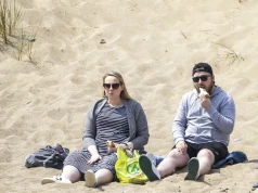 Kanapka z domu na plaży wywołała wielki spór. Morze staje się dobrem luksusowym?