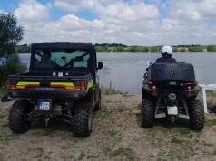 Co policjanci i strażacy robią na żwirowni?