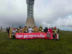 Strażacy z Szynkielowa zdobyli Śnieżnik. 38-osobowa reprezentacja połączyła górską pasję z pomocą dla innych