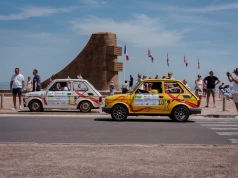 Ponad 70 Fiatów 126p dotarło na Omaha Beach. Na zbiórce już prawie milion złotych