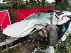 Mercedes roztrzaskany, dwie młode osoby nie żyją