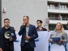 Piotr Bartosz: „Nie dla kulturowej ekspansji”. W Krakowie odbył się protest przeciwko lokalizacji meczetu
