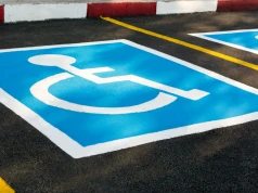 Karta parkingowa, ulgi, zasiłki, pomoc. Jak dostać orzeczenie?