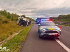 Zestaw położył się przy autostradzie, martwy kierowca został znaleziony pod naczepą