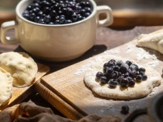 Delikatne ciasto na pierogi z jagodami. Tani nabiał zmienia wszystko