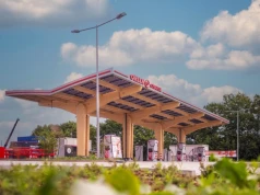 Orlen atakuje Schleswig-Holstein: 16 ładowarek, zadaszenie, odkurzacze, sklep, pylon z cenami. Szkoda, że stacja nie działa