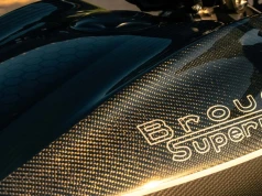 Brough Superior Dagger S kosztuje fortunę, ale nie ma zamiaru ścigać się z litrowymi nakedami