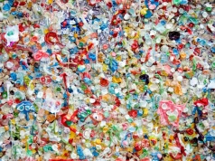 Koniec z downcyklingiem plastiku? Japończycy znaleźli sposób na kolorowe odpady