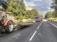 Lexus wbił się w przyczepę ciągnika. Dwie osoby trafiły do szpitala
