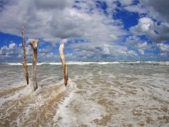 Koszalin: Silny wiatr nad morzem. MOSiR zabezpiecza plaże i apeluje o ostrożność