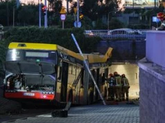 Wypadek autobusu 186 w Warszawie. Prokuratura bada dwie wersje zdarzeń