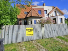 Kiedyś obiekt żartów, dziś wystawiony do sprzedaży. Pół bliźniaka w Dorotowie czeka na kupca