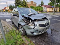 Wjechał Audi w Toyotę. Oba auta uderzyły jeszcze w Volkswagena