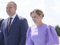 Marta Nawrocka w Turcji postawiła na fiolet. Ekspertka oceniła kreację. "Osobowość schodzi na drugi plan"
