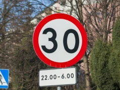 Skrzyżowanie nie zawsze odwołuje ograniczenie prędkości. Jest wyjątek