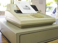 Koniec kas fiskalnych ucieszył przedsiębiorców. e-VAT może być dla nich pułapką