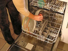 Ocet to za mało. Wystarczy 5 minut i zmywarka już nie śmierdzi