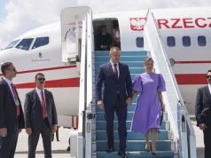 Wysiadła z samolotu i się zaczęło. Marta Nawrocka znów w centrum uwagi