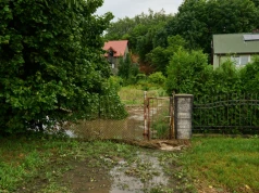 Sąsiad zalewa twoją działkę? Masz 5 lat na zgłoszenie, ale tej rzeczy nigdy nie rób
