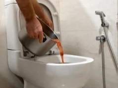 Spuszczasz w toalecie? Lepiej od razu przestań