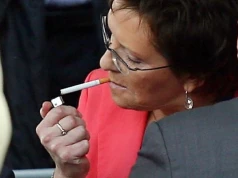 To się dobrze nie zestarzało. Ewa Kopacz krytykowała zakaz palenia