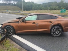 Nie opanował Audi klasy premium i wypadł z drogi. 21-latek zakończył jazdę na barierach