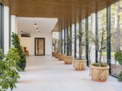 Hotel pod Warszawą zatopiony w naturze. Tak wygląda nowe skrzydło