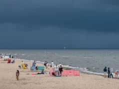 Niebezpieczne wakacje nad Bałtykiem. Czerwone alerty, zamykane atrakcje