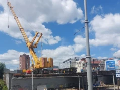 Wielki dźwig przy Kinie Rialto. Połowa wiaduktu nad ul. św. Jana została rozebrana