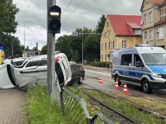 Dacią wymusił pierwszeństwo i wpadł na torowisko. Samochód zatrzymał się na boku
