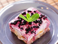 Fioletowe tiramisu bez pieczenia. Nietypowy składnik podbija jego smak