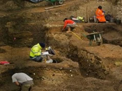 Archeolodzy odkrywają tajemnice placu Zwycięstwa w Pile. Światło dzienne ujrzały fragmenty muru i bruku, po którym dawniej chodzili Pilanie