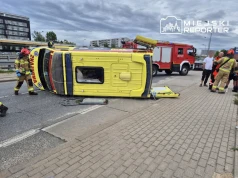 Zderzenie karetki z Volvo na Bemowie. Ambulans na boku