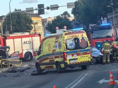 Poważny wypadek w centrum Jeleniej Góry. Zderzenie dwóch samochodów, duże utrudnienia.