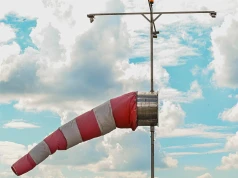 Setki interwencji w związku z silnym wiatrem. Ewakuowano trzy obozy harcerskie