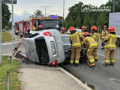 Zderzenie dwóch aut na Białołęce. Skoda wylądowała na boku