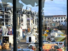 Tornado porwało mężczyznę z mieszkania na 12. piętrze. Walczy o życie