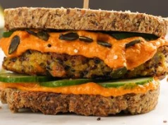 Zapomnij o zwykłych kanapkach. Ten śniadaniowy burger robi robotę