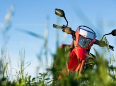 Podróże motocyklowe w trudnym terenie – ochrona stóp podczas wymagających wypraw