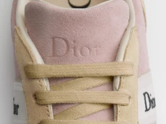 Dior odpiął wstążkę od szpilek i przypiął ją do sneakersów. Szkoda tylko, że tyle kosztują
